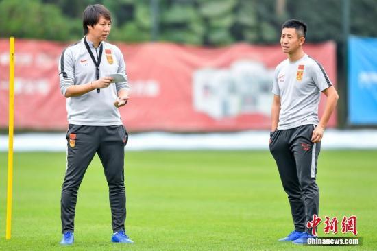 资料图：中国国家男子足球队主教练李铁(左)在训练场上规划训练。/p中新社记者 陈骥旻 摄