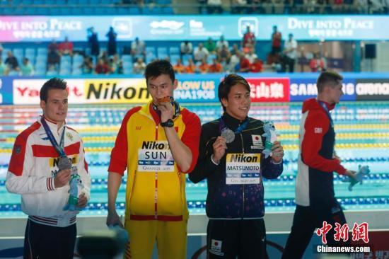 资料图：光州世锦赛男子200米自由泳颁奖仪式后，孙杨与其他选手合影。/p中新社记者 韩海丹 摄