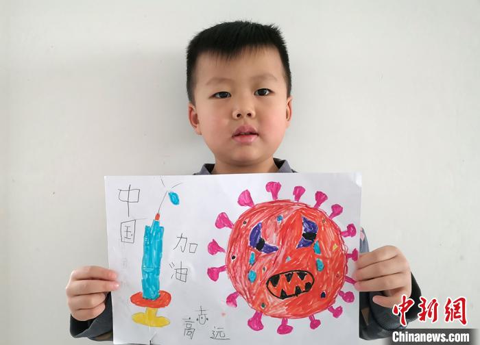 5岁的高志远幼儿园中班，巴州森林消防支队一级消防士高生磊的儿子，通过绘画为战疫情助力。　孙康康　摄