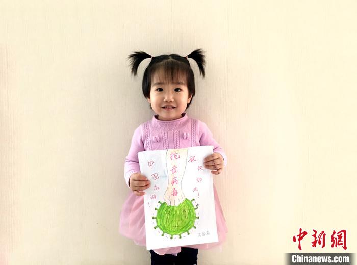 2岁零1个月的石依冉，巴州森林消防支队三级指挥员石晓平的女儿，绘画为战疫情助力。　孙康康　摄