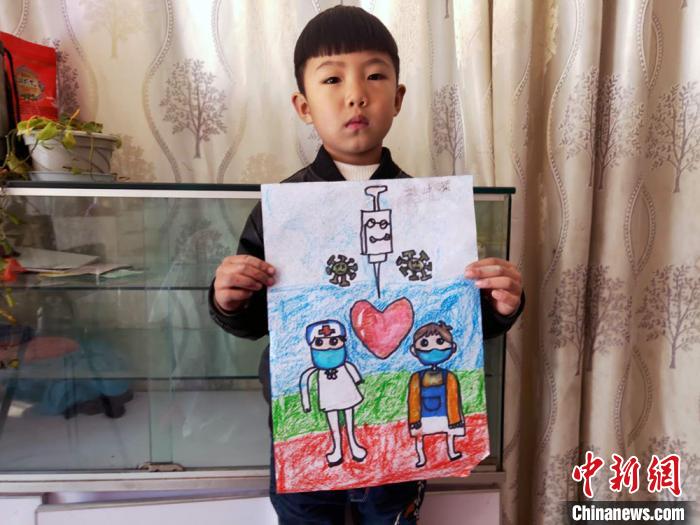 5岁的刘峙滐上幼儿园大班，巴州森林消防支队一级消防士刘广的儿子，绘画为战疫情助力。　孙康康　摄